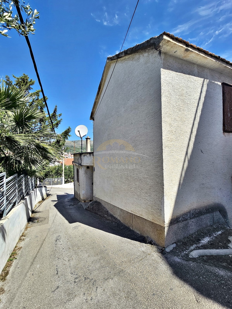 Hiša za adaptacijo 300 m od centra Trogira